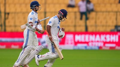 બેંગ્લુરુ ટેસ્ટના બીજા દિવસે વરસાદ બંધ થતાં રમત શરુ થઈ હતી. વરસાદ તો બંધ થઈ ચૂક્યો પરંતુ ન્યુઝીલેન્ડના બોલરોએ બોલનો વરસાદ કર્યો હતો. ન્યુઝીલેન્ડે પહેલી 10 ઓવર સુધીમાં ભારતના ટોપ બેટ્સમેનને પેવેલિયન મોકલી દીધા હતા. ટીમ ઈન્ડિયાની આવી હાલત 18 વર્ષ બાદ જોવા મળી છે.