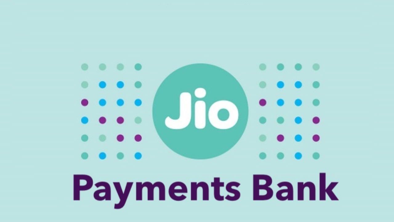 Jio Payments Bank એ Jio ફાઇનાન્સિયલ સર્વિસનો એક ભાગ છે. હાલમાં, આ બેંક લોકોને ડિજિટલ બચત ખાતાની સુવિધા પૂરી પાડે છે. આ માટે બાયોમેટ્રિક ઓથેન્ટિકેશનનો ઉપયોગ કરવામાં આવે છે. 