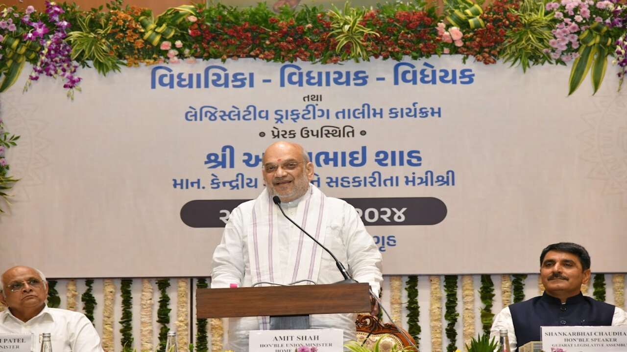 કાયદો બનાવવા કઈ બાબતોનું ધ્યાન રાખવું તે અંગે પોતાના વિચારો રજૂ કરતા અમિત શાહે ઉમેર્યું હતું કે, કાયદો બનાવતી વખતે તેમાં સ્પષ્ટતા ખૂબ જ જરૂરી છે, ખાસ કરીને કાયદામાં જે ઉદ્દેશ્ય કરવામાં આવી રહ્યો છે, તેની સ્પષ્ટતા અને સરળ ભાષાથી ન્યાયતંત્રનો હસ્તક્ષેપ ઘટે છે. કાયદાની જોગવાઈઓ પણ અમલ કરનારને રક્ષણ આપતી અને ભંગ કરનારને દંડ કરતી હોય તેવી સ્પષ્ટ રાખવી જરૂરી છે. સાથે જ, કાયદો બનાવતી વેળાએ જે તે વિષયના નિષ્ણાત, સંબંધિત અધિકારીઓ અને નાગરિકોના પ્રતિભાવો અને વિચારોને પણ ગંભીરતાપૂર્વક ધ્યાને લેવા જોઈએ, તેવો તેમણે અનુરોધ કર્યો હતો. 