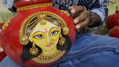 Surat : નવરાત્રી પહેલા માતાજીની ફેન્સી અને ડિઝાઈનર ગરબીની માગ વધી, જુઓ Video Surat : નવરાત્રી પહેલા માતાજીની ફેન્સી અને ડિઝાઈનર ગરબીની માગ વધી, જુઓ Video