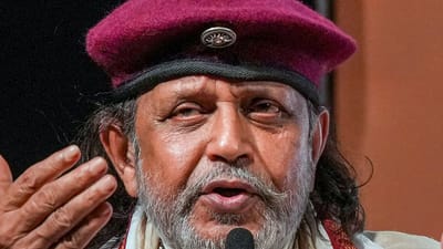 બોલિવૂડના લિજેન્ડ એક્ટર મિથુન ચક્રવર્તીને આજે કોઈ ઓળખના મોહતાજ નથી. તેઓ હિન્દી સિનેમાનું એક મોટું નામ છે. બોલિવૂડ સ્ટાર બનતા પહેલા મિથુને ઘણી મુશ્કેલીઓનો સામનો કરવો પડ્યો હતો. તેણે 350 ફિલ્મોમાં કામ કર્યું છે. હિન્દી સિનેમામાં તેમના યોગદાનને ધ્યાનમાં રાખીને અભિનેતાને દાદાસાહેબ ફાળકે એવોર્ડ આપવાનો પણ નિર્ણય કરાયો છે.