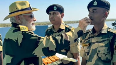 Kutch Video : PM મોદી સેનાના જવાનો સાથે દિવાળી મનાવી, જવાનોને મીઠાઈ ખવડાવી મોઢું મીઠું કરાવ્યું Kutch Video : PM મોદી સેનાના જવાનો સાથે દિવાળી મનાવી, જવાનોને મીઠાઈ ખવડાવી મોઢું મીઠું કરાવ્યું