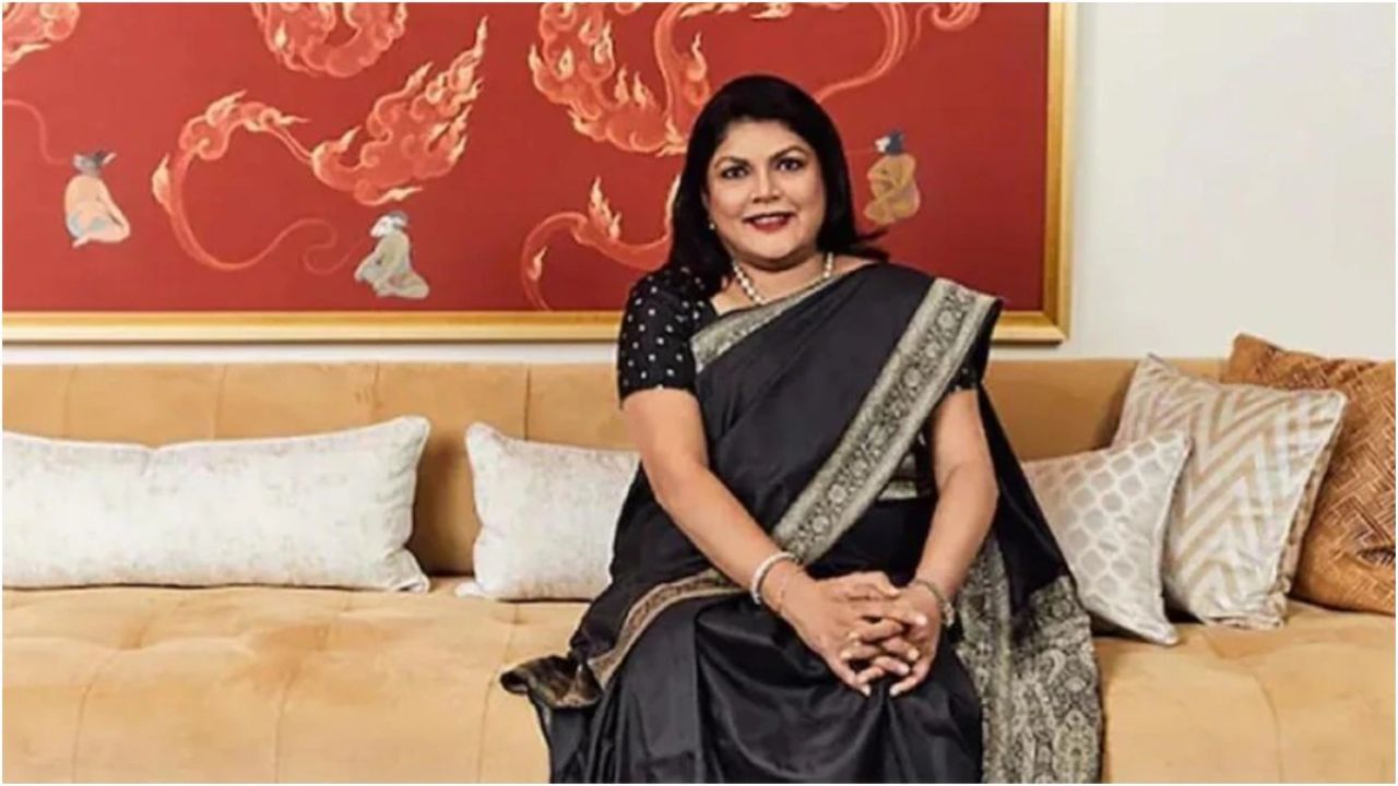 ફાલ્ગુની નાયર  Richest Women Listની યાદીમાં હવે પછીનું નામ નાયકા Nykaa ની એક્ઝિક્યુટિન ચેરપર્સન, મેનેજિંગ ડાયરેક્ટર અને CEO ફાલ્ગુની નાયર છે. 3.5 અબજ ડોલરની નેટવર્થ સાથે તેઓ દેશની આઠમી સૌથી અમીર મહિલા કારોબારી છે. ફાલ્ગુની નાયર કંપની બ્યુટી પ્રોડક્ટ્સ બનાવનારી અગ્રણી કંપની છે. Nykaaની અડધી હિસ્સેદારી ફાલ્ગુની નાયર પાસે છે. પૂર્વ ઈન્વેસ્ટમેન્ટ બેંકર ફાલ્ગુની નાયરે 2012માં આ કંપની સ્થાપી હતી.