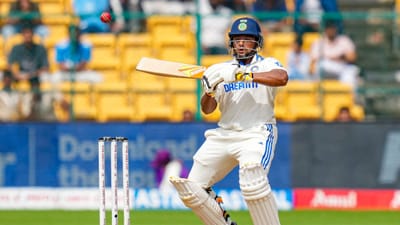 ભારત અને ન્યુઝીલેન્ડ વચ્ચે ટેસ્ટ સીરિઝ રમાઈ રહી છે. આ સીરિઝની પહેલી મેચમાં ટીમ ઈન્ડિયાના યુવા ખેલાડી સરફરાઝ ખાને શાનદાર સદી ફટકારી છે. આ સદી ભારતના ટેસ્ટ ક્રિકેટમાં 550મી છે. ટેસ્ટ ક્રિકેટમાં આ સિદ્ધિ હાંસલ કરનાર ટીમ ઈન્ડિયા ત્રીજી ટીમ બની ગઈ છે. આ પહેલા ઓસ્ટ્રેલિયા અને ઈંગ્લેન્ડની ટીમોએ 550 સદી ફટકારી છે.