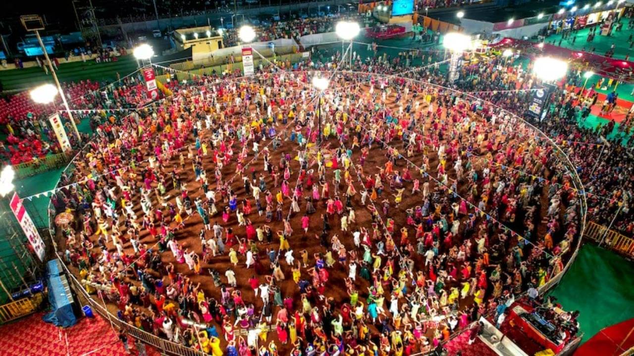 Surat : 15 મોટા કોમર્શિયલ ગરબા આયોજનને અત્યાર સુધી પોલીસની મંજૂરી નહીં, જુઓ Video