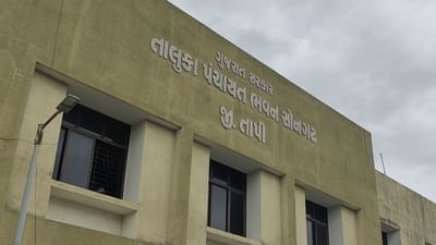 Tapi News : સોનગઢમાં કોંગ્રેસના મહિલા સભ્ય પર કરાયો જીવલેણ હુમલો, વાળ કાપી માર્યો ઢોરમાર, જુઓ Video Tapi News : સોનગઢમાં કોંગ્રેસના મહિલા સભ્ય પર કરાયો જીવલેણ હુમલો, વાળ કાપી માર્યો ઢોરમાર, જુઓ Video