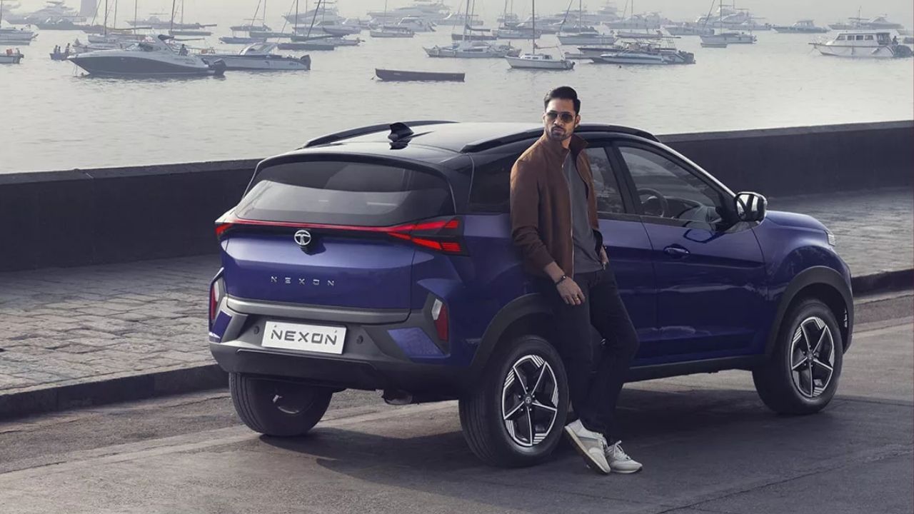  Tata Nexon છ એરબેગ્સ, ઇલેક્ટ્રોનિક સ્ટેબિલિટી કંટ્રોલ (ESC), હિલ હોલ્ડ આસિસ્ટ અને 360-ડિગ્રી કેમેરા જેવા ફીચર્સ સાથે આવે છે. તેમાં 10.25-ઇંચનું ફ્લોટિંગ ઇન્ફોટેનમેન્ટ ડિસ્પ્લે અને Android Auto અને સેન્ટર કન્સોલ સ્માર્ટફોન માટે વાયરલેસ ચાર્જિંગ પોર્ટ સાથે આવે છે.