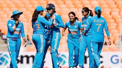 ભારતીય પુરૂષ ટીમ ભલે ન્યુઝીલેન્ડ સામે ટેસ્ટ સિરીઝ હારી ગઈ હોય પરંતુ ભારતીય મહિલા ટીમે આવું થવા ન દીધું. ન્યુઝીલેન્ડ સામેની વનડે સિરીઝની ત્રીજી અને નિર્ણાયક મેચમાં ટીમ ઈન્ડિયાએ ન્યુઝીલેન્ડને 6 વિકેટે હરાવ્યું. આ સાથે ભારતીય ટીમે 3 મેચની શ્રેણીમાં 2-1થી જીત મેળવી છે.