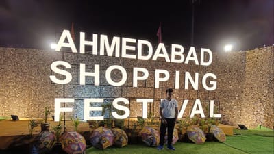 અમદાવાદનો શોપિંગ ફેસ્ટિવલ લોકોમાં આકર્ષણનું કેન્દ્ર બન્યો છે. અમદાવાદમાં વિવિધ સ્થળોએ ગ્રાન્ડ શોપિંગ ફેસ્ટિવલનું આયોજન કરતા દિવસ રાત લોકોઆ ત્યાં જઈ વસ્તુઓની ખરીદી કરી રહ્યા છે.