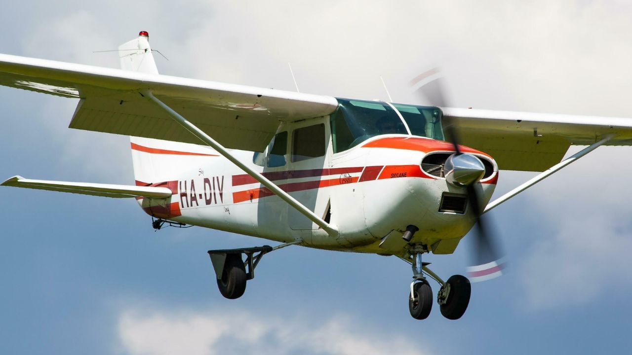 ભારતમાં Small General Aviation Aircraft કે જે ખાનગી વિમાન છે જેની સેકેન્ડ હેન્ડમાં કિંમત રુ 25 લાખથી રુ 4 કરોડની વચ્ચે હોય છે. ઉદાહરણ તરીકે Used Cessna or Piper planes આટલી કિંમતે તમે સરળતાથી તેની જેતે વેબસાઈટ પર જઈ ખરીદી શકો છો.(ફોટો ક્રેડિટ-સોશિયલ મીડિયા)