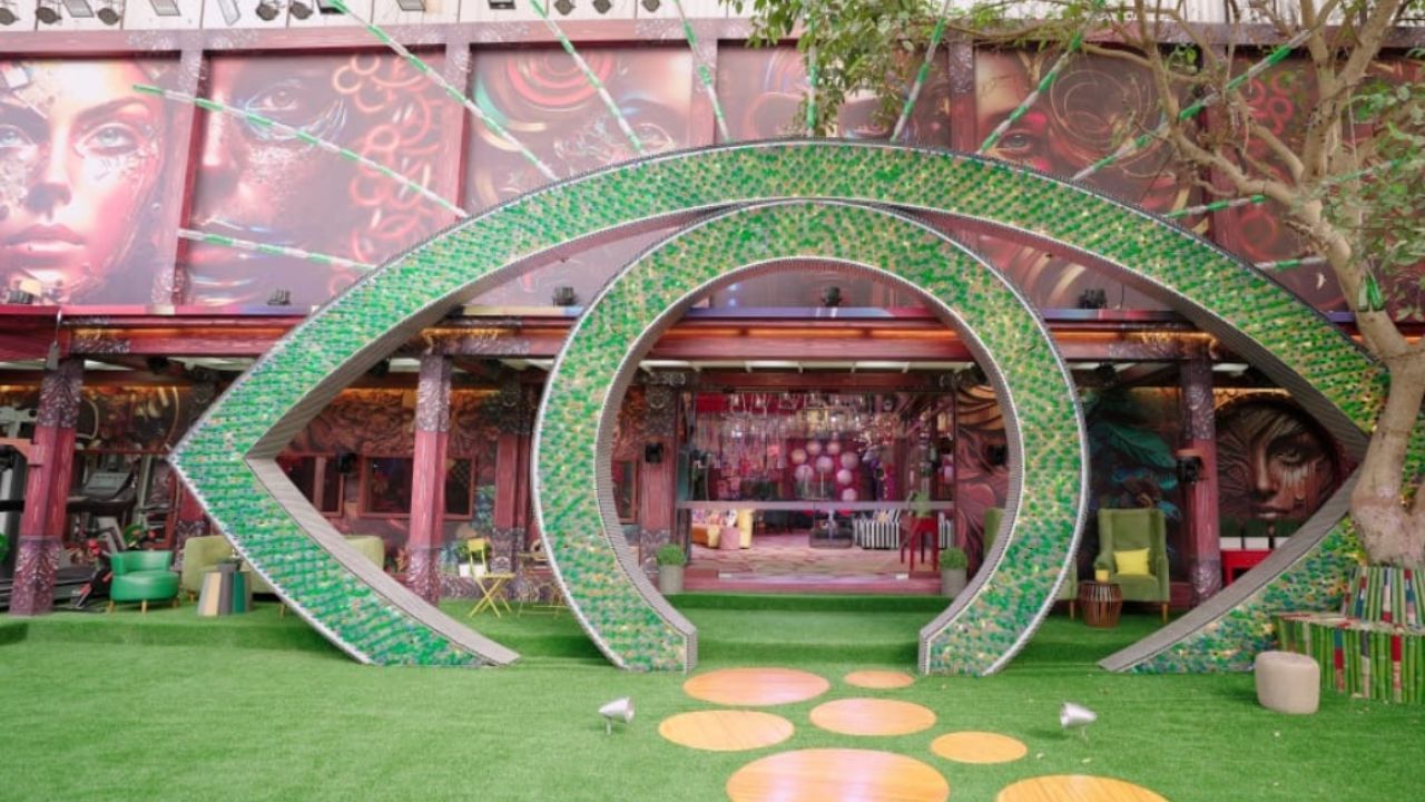 Bigg Boss set : આજે આપણે આ શો પાછળની સ્ટોરી વિશે વાત કરીશું. શોની પાછળ કેવી રીતે કામ ચાલે છે, સેટ પર તેમના માટે શું વ્યવસ્થા કરવામાં આવે છે. આ તમામ બાબતોની ચર્ચા કરશે.
