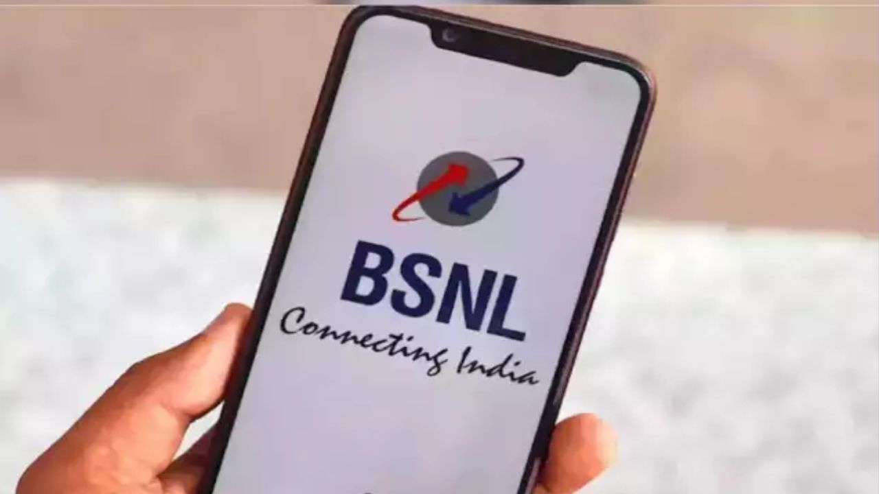 BSNLના અન્ય સમાચારોની વાત કરીએ તો, સરકારી ટેલિકોમ કંપનીએ તાજેતરમાં તેનો નવો લોગો અને સ્લોગન બહાર પાડ્યો છે. ભારત સંચાર નિગમ લિમિટેડે 24 વર્ષ બાદ તેનો લોગો અને સ્લોગન બદલ્યો છે. આ ઉપરાંત ભારત સંચાર નિગમ લિમિટેડે 7 નવી સેવાઓ પણ શરૂ કરી છે. BSNL ટૂંક સમયમાં સમગ્ર દેશમાં વ્યાપારી ધોરણે 4G સેવા શરૂ કરવા જઈ રહ્યું છે. આ સિવાય કંપની આવતા વર્ષે જૂનમાં 5G સેવા પણ શરૂ કરી શકે છે. BSNL એ તેના મોબાઈલ નેટવર્કને બહેતર બનાવવા માટે 1 લાખ નવા મોબાઈલ ટાવર ઈન્સ્ટોલ કરવાનો નિર્ણય લીધો છે, જેમાંથી 35 હજારથી વધુ ટાવર ઈન્સ્ટોલ કરવામાં આવ્યા છે.