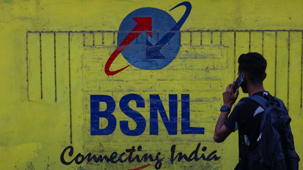 BSNL નો 599 રૂપિયાનો પ્લાન : BSNLના રૂ. 599ના પ્લાનમાં ગ્રાહકોને 84 દિવસની લાંબી વેલિડિટી ઓફર કરવામાં આવે છે. આમાં તમને દરેક નેટવર્કમાં અનલિમિટેડ ફ્રી કોલિંગ સાથે દરરોજ 3GB ડેટા મળે છે. આમાં ફ્રી કોલિંગની સાથે તમને દરરોજ 100 ફ્રી SMS પણ મળે છે. આ પ્લાન Binge All Night ઑફર સાથે આવે છે જેથી તમે મધરાત 12 થી સવારે 6 વાગ્યા સુધી અમર્યાદિત ડેટાનો ઉપયોગ કરી શકો. હવે કંપનીએ આ પ્લાન સાથે 24GB ફ્રી ડેટા પણ એડ કર્યો છે.(ફોટો ક્રેડિટ-Getty image)