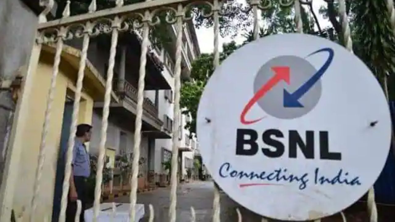 BSNL: સરકારી ટેલિકોમ કંપની ભારત સંચાર નિગમ લિમિટેડ (BSNL) હંમેશા સસ્તા પ્લાન માટે જાણીતી છે. BSNL પાસે ઘણાં વાર્ષિક પ્રીપેડ પ્લાન છે, જેનો માસિક ખર્ચ ઘણો ઓછો છે. આવા બે પ્લાન રૂ. 1,515 અને રૂ. 1,499 છે, જે ગ્રાહકોને ઓછા ખર્ચે વધુ સુવિધાઓ પૂરી પાડે છે. 1515 રૂપિયાના પ્લાનની માસિક કિંમત 126 રૂપિયા થાય છે.