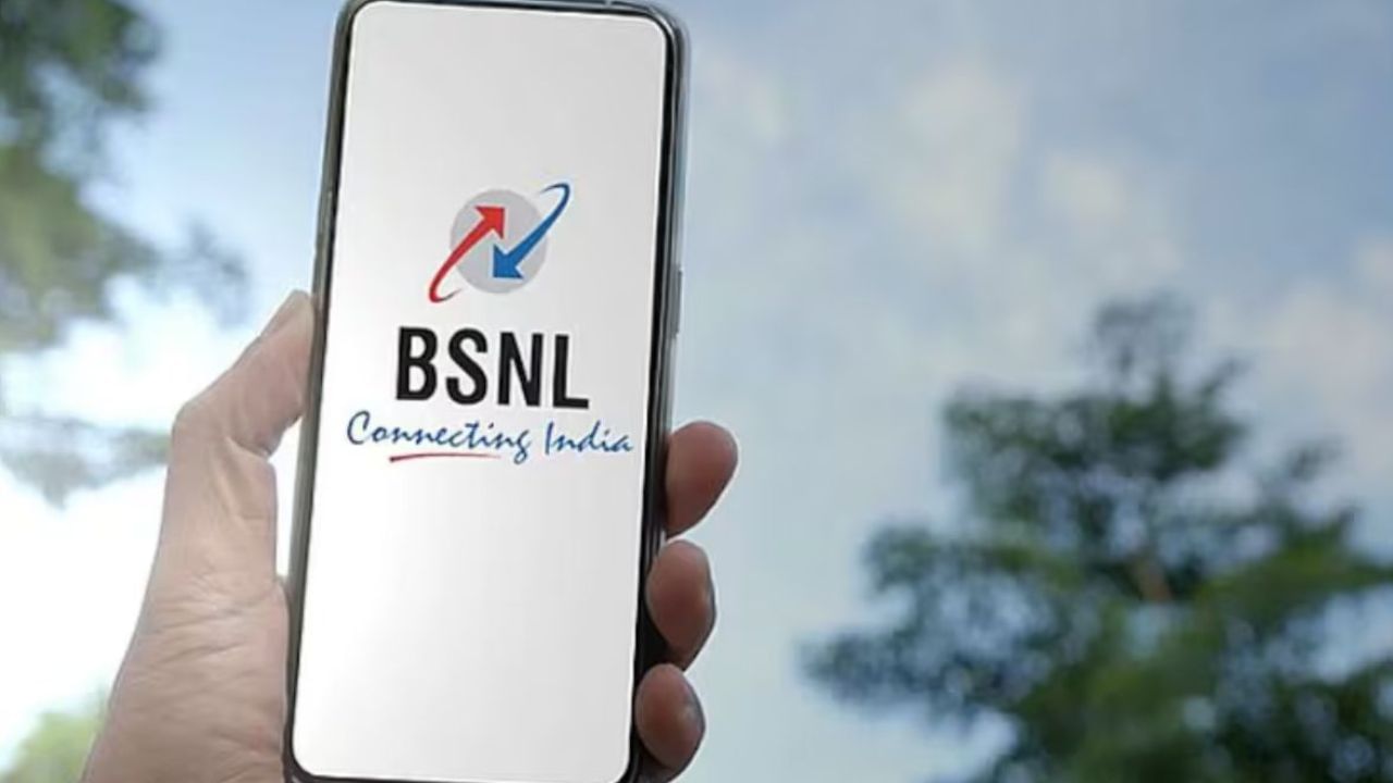 જો કે, તમને જણાવી દઈએ કે BSNL એ તાજેતરમાં રૂ. 99 વાળા પ્લાનની વેલિડિટી ઘટાડી હતી. આ પ્લાન પહેલા 18 દિવસની વેલિડિટી સાથે આવતો હતો. જોકે, હવે તેની વેલિડિટી 17 દિવસની છે. એવું લાગે છે કે કંપની ઇચ્છે છે કે ગ્રાહકો લાંબી વેલિડિટીવાળા પ્લાન તરફ વધુ જાય.