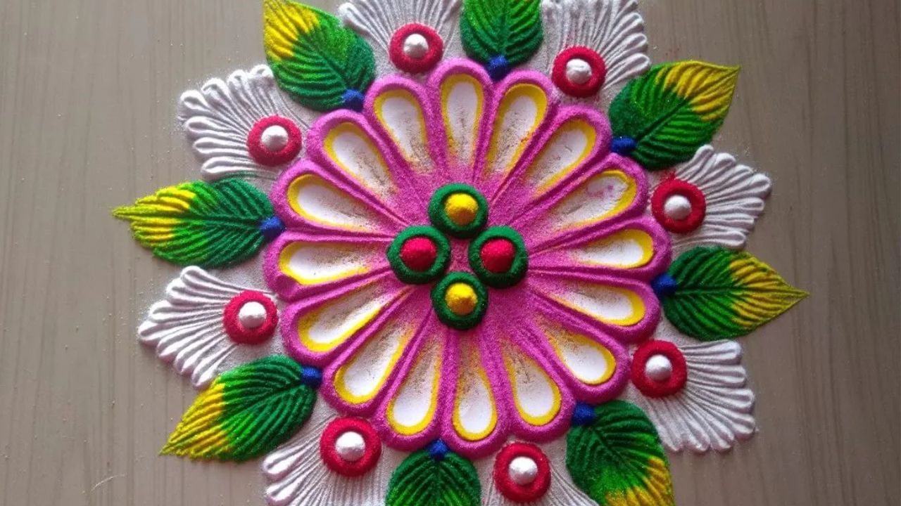 Diwali Rangoli Designs : દિવાળી એક એવો તહેવાર છે જેની લોકો આખું વર્ષ રાહ જોતા હોય છે. અંધકાર પર પ્રકાશની જીતનો આ તહેવાર ઘણી બધી ખુશીઓ લાવે છે અને લોકો આ અવસર પર પોતાના ઘરને ખાસ શણગારે છે. આ દિવસે ભગવાન ગણેશ અને માતા લક્ષ્મીની પણ પૂજા કરવામાં આવે છે. જો તમે પણ આ ખાસ અવસર પર ઘરની બહાર અને અંદર સારી રંગોળી બનાવવા માંગો છો, તો અમે તમારી મદદ કરી શકીએ છીએ. આવા જ કેટલાક ડિઝાઇન આઇડિયા અહીં શેર કરવામાં આવ્યા છે, જે ઘરની સુંદરતા તો વધારશે જ, સાથે જ તેને બનાવવામાં વધારે સમય પણ નહીં લાગે. 
