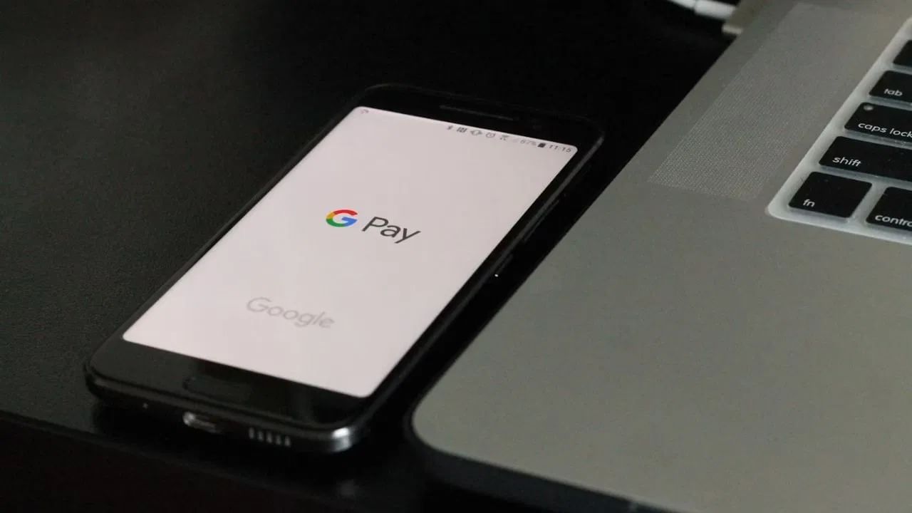 Google Pay માં પર્સનલ અને ગોલ્ડ લોનની સુવિધાઃ ગૂગલ પે હવે યુઝર્સને પર્સનલ અને ગોલ્ડ લોન લેવાનો વિકલ્પ પણ આપશે. ગ્રાહકો 5 લાખ રૂપિયા સુધીની પર્સનલ લોન અને 50 લાખ રૂપિયા સુધીની ગોલ્ડ લોનનો લાભ મેળવી શકે છે.