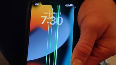 તમારા Android ફોન પર સતત ગ્રીન લાઇન દેખાઈ રહી છે? તો ડરવાની જરુર નથી. ના તો તમારો ફોન ખરાબ થયો છે. ગ્રીન લાઇનની સમસ્યા એ એકદમ સામાન્ય ઘટના છે, જે એન્ડ્રોઇડ સ્માર્ટફોન્સને અસર કરે છે, જે ઘણીવાર સ્ક્રીનના ઉપરથી નીચે સુધી ઊભી લાઈન બની હોય તે રીતે દેખાય છે. જ્યારે બાકીની સ્ક્રીન સામાન્ય રીતે કાર્ય કરી શકે છે. ઘણા લોકોના ફોનમાં આ લીલી કેમેરો ઓન કરતા ચાલુ અને બંધ થાય છે. જે બાદ તમે ગભરાવા લાગો છો કે તમારો ફોન હવે ખરાબ થઈ ગયો પણ ગભરાશો નહીં આજે અમે તેને ઠીક કરવાની કેટલીક ટ્રિક જણાવી રહ્યા છે.