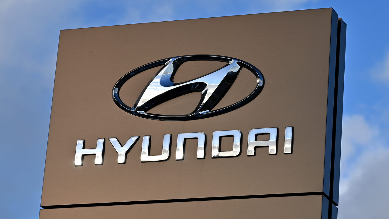 Hyundai Motor India IPO સબ્સ્ક્રિપ્શન માટે 15 ઑક્ટોબર, મંગળવારના રોજ ખુલશે અને ઑક્ટોબર 17, 2024ના રોજ બંધ થશે. Hyundai Motor Indiaનું IPO એન્કર સોમવાર, 14 ઓક્ટોબરે રોકાણકારો માટે ખુલ્લું મૂકવામાં આવ્યું છે. હ્યુન્ડાઈ મોટર ઈન્ડિયાના શેરની ફાળવણી શુક્રવાર, ઓક્ટોબર 18ના રોજ નક્કી કરવામાં આવશે અને કંપની સોમવાર, ઓક્ટોબર 21ના રોજ રિફંડ શરૂ કરશે. હ્યુન્ડાઈ મોટર ઈન્ડિયાના શેર મંગળવાર, ઓક્ટોબર 22, 2024 સુધીમાં BSE, NSE પર લિસ્ટ થઈ શકે છે.