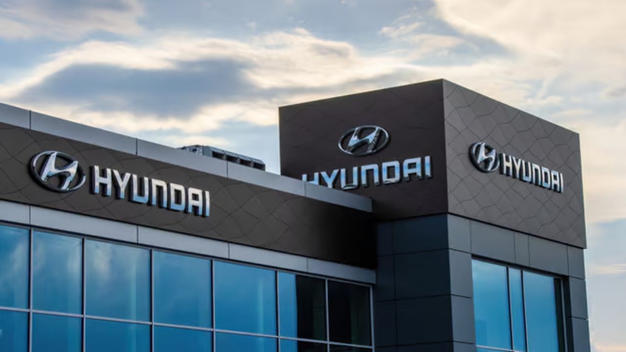 27,870 કરોડ રૂપિયાનો IPO 'Hyundai Motor India' 17 ઓક્ટોબરે કુલ 2.37 ગણા સબસ્ક્રિપ્શન સાથે બંધ થયો હતો. Hyundai Motor India IPOના શેરની ફાળવણીને આખરી ઓપ આપવામાં આવ્યો છે, તેથી બધાની નજર 22 ઓક્ટોબરે તેના લિસ્ટિંગ પર છે.