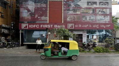 IDFC ફર્સ્ટ બેન્કના શેર 28 ઓક્ટોબરના રોજ ટ્રેડિંગ દરમિયાન 10% ઘટ્યા હતા અને 59.30ના ઇન્ટ્રાડે લોએ પહોંચ્યા હતા. આ તેની 52 સપ્તાહની નવી નીચી કિંમત પણ હતી. જો કે, પાછળથી થોડી ખરીદી થઈ અને શેર 65.19 રૂપિયાની ઈન્ટ્રાડે હાઈએ પહોંચ્યો. બેન્ક શેરમાં આ ઘટાડા પાછળનું કારણ સપ્ટેમ્બર ક્વાર્ટરના નબળા પરિણામો છે.