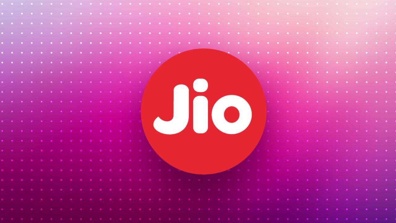 Reliance Jio પાસે 1899 રૂપિયાનો પ્લાન પણ છે પરંતુ આ પ્લાન 365ને બદલે 336 દિવસની વેલિડિટી સાથે આવે છે. આ પ્લાનમાં કુલ 24 જીબી હાઈ સ્પીડ ડેટા, ફ્રી કોલિંગ અને 3600 sms આપવામાં આવે છે. ઉપરાંત, આ પ્લાન Jio TV, Jio Cloud અને Jio Cinema જેવી એપ્સની મફત ઍક્સેસ આપે છે.