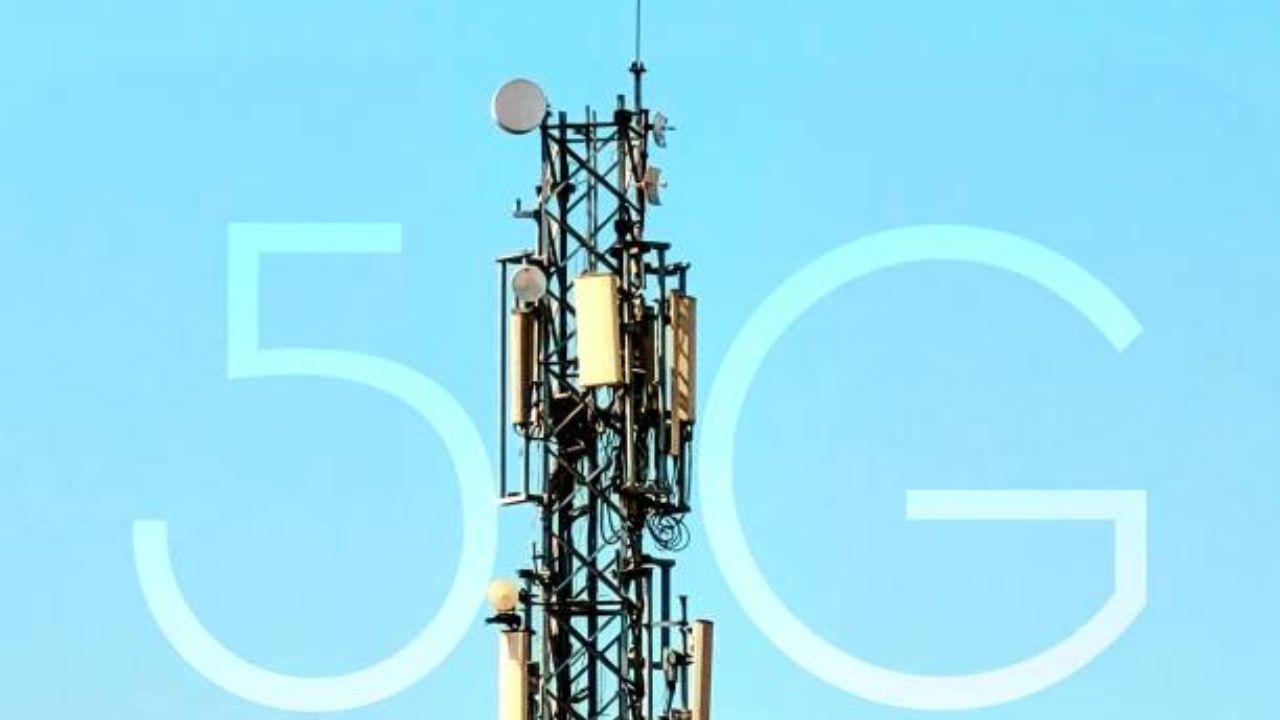 BSNL 5G નેટવર્ક પર ક્યારે આવશે? : સરકારી ટેલિકોમ કંપની BSNL આવતા વર્ષે મે સુધીમાં એક લાખ બેઝ સ્ટેશન દ્વારા સ્વદેશી રીતે વિકસિત 4G ટેક્નોલોજી લાગુ કરવાનું કામ પૂર્ણ કરશે. સોમવારે આ માહિતી આપતાં કેન્દ્રીય ટેલિકોમ મંત્રી જ્યોતિરાદિત્ય સિંધિયાએ કહ્યું કે આ પછી કંપની જૂન 2025 સુધીમાં 5G નેટવર્ક પર જશે. તેમણે યુએસ-ઈન્ડિયા સ્ટ્રેટેજિક પાર્ટનરશિપ ફોરમમાં કહ્યું હતું કે, ભારતે 4Gમાં દુનિયાને ફોલો કરી છે. 5Gમાં દુનિયાને પકડી રહી છે અને 6G ટેક્નોલોજીમાં દુનિયાનું નેતૃત્વ કરશે. મંત્રીએ કહ્યું કે, વડા પ્રધાન નરેન્દ્ર મોદી ખૂબ જ સ્પષ્ટ છે કે સરકારી કંપની અન્ય કોઈના સાધનોનો ઉપયોગ કરશે નહીં.
