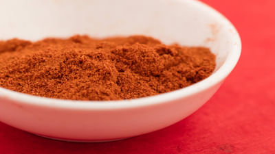 લાલ ચંદન એકદમ પવિત્ર માનવામાં આવે છે પરંતુ તે સરળતાથી ઉપલબ્ધ નથી. તમને જણાવી દઈએ કે લાલ ચંદન સ્કીન માટે પણ ખૂબ જ ફાયદાકારક છે. આયુર્વેદમાં પણ તેની ઘણી પ્રશંસા કરવામાં આવી છે. તેના ઉપયોગથી ત્વચાની અનેક પ્રકારની સમસ્યાઓ જેવી કે પિમ્પલ્સ, ખીલ, કરચલીઓ વગેરે દૂર કરી શકાય છે.