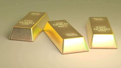 નિષ્ણાતોનું માનવું છે કે 10 ગ્રામ સોનાની કિંમત વર્ષ 2025માં 90,000 રૂપિયા સુધી જઈ શકે છે. એટલે કે આવતા વર્ષે સોનું સારું વળતર આપવા જઈ રહ્યું છે. આવી સ્થિતિમાં, વર્ષ 2024 સોનામાં રોકાણ કરવા માટે શ્રેષ્ઠ સમય હોઈ શકે છે. દેશમાં સોનાની કિંમત સ્થાનિક અને આંતરરાષ્ટ્રીય પરિબળો દ્વારા નક્કી કરવામાં આવે છે. મિશ્ર યુએસ આર્થિક ડેટા અને વ્યાજદર અંગે ફેડરલ રિઝર્વના નિર્ણયની સોનાના ભાવ પર અસર પડી છે.