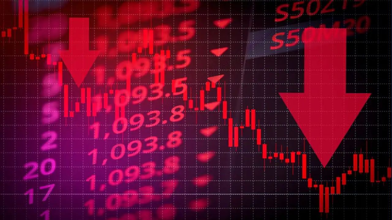 Manappuram Finance Share Price: RBIએ ગોલ્ડ ફાઇનાન્સિંગ કંપની મણપ્પુરમ ફાઇનાન્સને મોટો ઝટકો આપ્યો છે, જેના કારણે આજે શેર ધડામ થયા છે. જ્યારે આરબીઆઈએ તેની પેટાકંપની આશીર્વાદ માઈક્રો ફાઈનાન્સને લોનનું અલોટમેન્ટ રોક્યું છે,જેના કારણે શેરના ભાવમાં ઘટાડો થયો છે. 