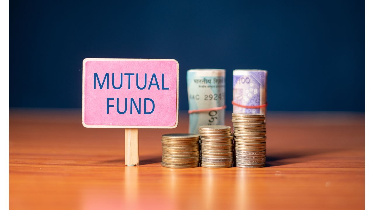 Mutual fund investment:શેરબજારમાં છેલ્લા કેટલાક દિવસો રોકાણકારો માટે ખૂબ જ નિરાશાજનક રહ્યા છે. આ સમયગાળા દરમિયાન સેન્સેક્સ અને નિફ્ટીમાં જોરદાર ઘટાડો જોવા મળ્યો છે. નિફ્ટી 27 સપ્ટેમ્બરના સર્વોચ્ચ સ્તરથી 10 ટકા ઘટ્યો છે. ત્યારથી નિફ્ટી 2744 પોઈન્ટ ગગડી ગયો હતો. નિષ્ણાતો આગામી સમયમાં વધુ ઘટાડાની અપેક્ષા રાખી રહ્યા છે. જ્યારે સેન્સેક્સની વાત કરીએ તો તેમાં તેના સર્વોચ્ચ સ્તરથી 8553 પોઈન્ટનો ઘટાડો જોવા મળ્યો છે. 