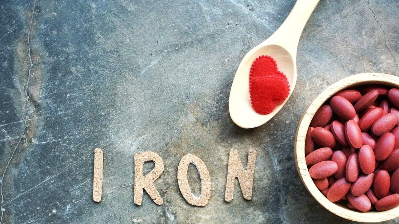 Role Of Iron In Body: આયર્ન આપણા શરીર માટે ખૂબ જ મહત્વપૂર્ણ ખનિજ છે. આયર્નને કારણે, આપણા શરીરના વિવિધ ભાગોમાં પૂરતા પ્રમાણમાં ઓક્સિજન પૂરો પાડવામાં આવે છે. જો કોઈ કારણસર શરીરમાં આયર્નની ઉણપ થાય છે, તો ઓક્સિજન સપ્લાય પર વિપરીત અસર થાય છે. આવી સ્થિતિમાં શરીરમાં અનેક પ્રકારની સમસ્યાઓ દેખાવા લાગે છે, જેમ કે થાક, નબળાઈ અને ઉર્જાનો અભાવ.