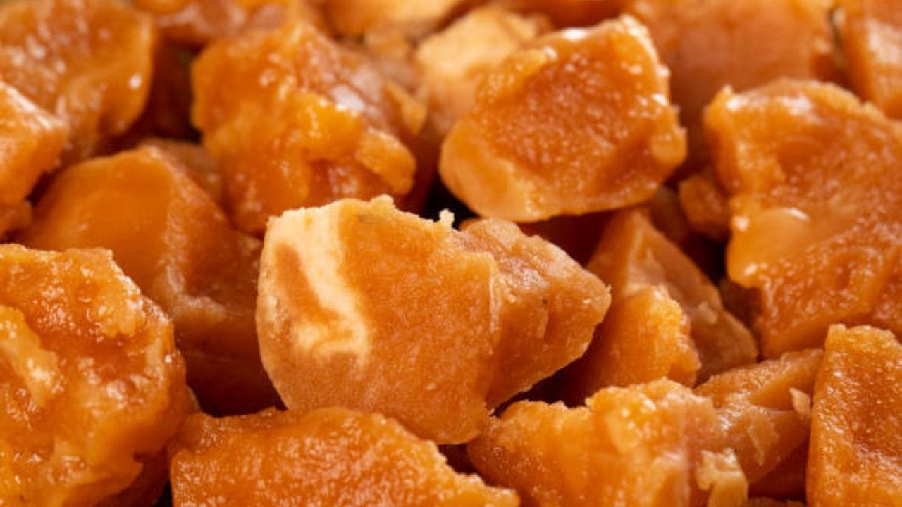 હાડકાંની શક્તિ વધારે: કેલ્શિયમ અને ફોસ્ફરસ ગોળમાં પુષ્કળ પ્રમાણમાં હોય છે, તેથી તે હાડકાંને મજબૂત કરવા માટે ખૂબ અસરકારક છે.