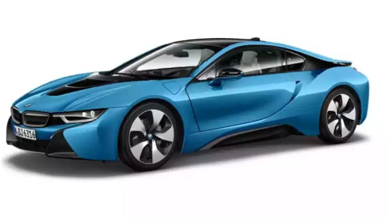 BMW i8 : રિપોર્ટ્સ અનુસાર કિંગ ખાન પાસે આ સ્પોર્ટ્સ કાર પણ છે જે હાઇબ્રિડ ટેક્નોલોજી સાથે આવે છે. આ વાહનમાં ઇલેક્ટ્રિક મોટર સાથે 1.5 લિટર પેટ્રોલ એન્જિન છે જે 355 bhp પાવર અને 560 Nm ટોર્ક જનરેટ કરે છે. આ લક્ઝરી કારની કિંમત 2.62 કરોડ રૂપિયા (એક્સ-શોરૂમ) છે.
