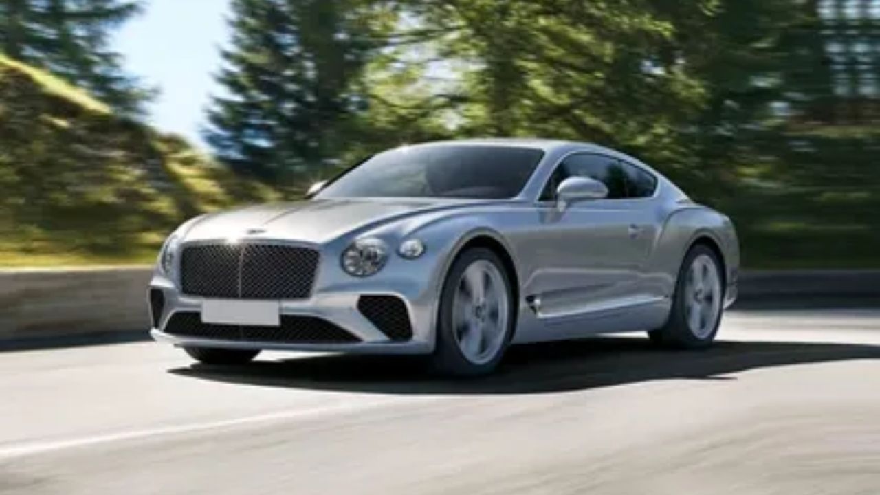 Bentley Continental GT Price : જો રિપોર્ટ્સનું માનીએ તો શાહરૂખ ખાનના કાર કલેક્શનમાં આ મોંઘી કાર પણ સામેલ છે. જેની કિંમત લગભગ 3 કરોડ 29 લાખ રૂપિયા છે. આ લક્ઝરી કારમાં હાઇબ્રિડ V8 એન્જિન છે જે 1000Nm ટોર્ક અને 771bhp પાવર જનરેટ કરે છે. આ કાર માત્ર 3.2 સેકન્ડમાં 0 થી 100 સુધીની ઝડપ પકડી લે છે.
