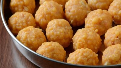 બુંદીના લાડુ બનાવવા માટે બેસન, બેકિંગ સોડા, ફૂડ કલર, મીઠું, એલચી પાઉડર, મગતરીના બીજ, પિસ્તાની કતરી, ઘી અથવા તેલ, ખાંડ અને પાણીની જરુર પડશે.