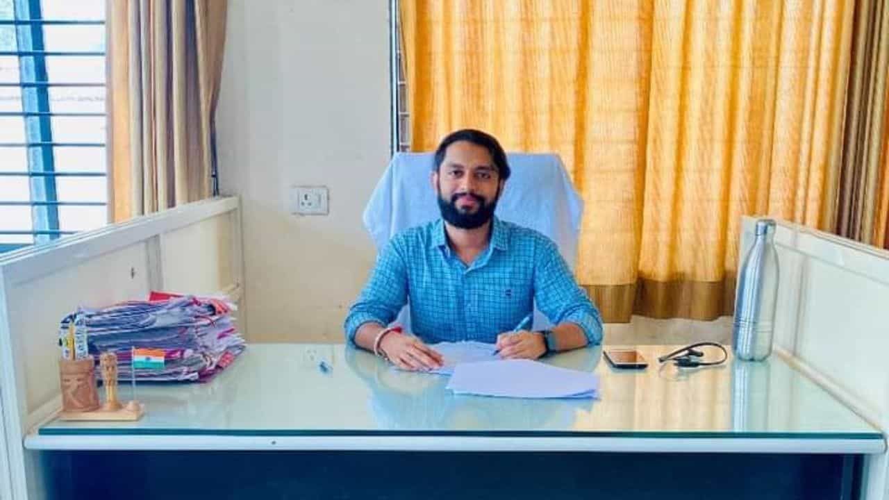 Dahod : સંજેલીના નાયબ મામલતદાર 5 હજારની લાંચ લેતા ઝડપાયા, જુઓ Video