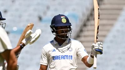 ભારત A અને ઓસ્ટ્રેલિયા A વચ્ચેની બીજી બિનસત્તાવાર ટેસ્ટ મેચમાં ધ્રુવ જુરેલે 186 બોલમાં 80 રનની શાનદાર ઈનિંગ રમી હતી. મેલબોર્ન ક્રિકેટ ગ્રાઉન્ડ પર રમાઈ રહેલી આ મેચમાં તેણે પોતાની ઈનિંગથી ટીમ ઈન્ડિયાનું સન્માન બચાવ્યું હતું. ભારતીય ટીમે 64 રનના સ્કોર પર 5 વિકેટ ગુમાવી દીધી હતી. આ પછી જુરેલ ઓસ્ટ્રેલિયા A ના અનુભવી બોલરો સામે સૈનિકની જેમ એકલો લડતો રહ્યો. તેણે પહેલા દેવદત્ત પડિકલ, પછી નીતીશ રેડ્ડી અને બાદમાં બોલરો સાથે ભાગીદારી કરી.