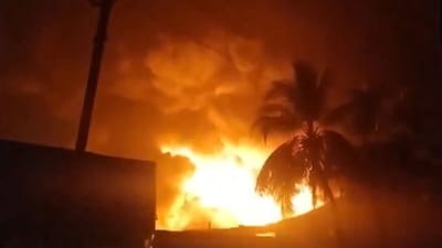 Valsad : ઉમરગામની GIDC ખાતે આવેલી પ્લાસ્ટિકની કંપનીમાં ભીષણ આગ, આસપાસના વિસ્તારોમાં અફરાતફરીનો માહોલ, જુઓ Video