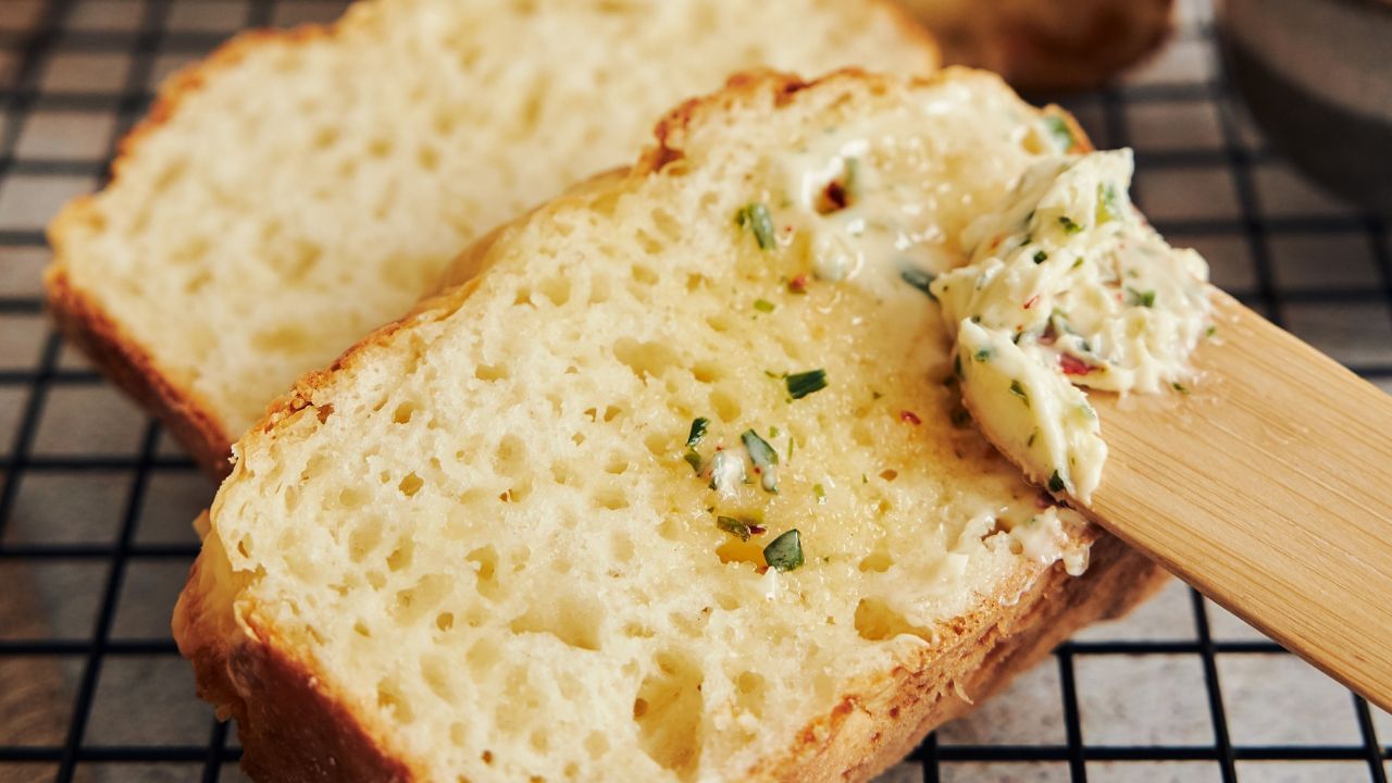 હવે બ્રેડને ટોસ્ટ કરવા બ્રેડની સ્લાઈસને પેન અથવા ઓવનમાં મૂકો. જો તમે તેને તવા પર બનાવતા હોવ તો બ્રેડને ઢાંકીને ધીમી આંચ પર પકાવો, જેથી ચીઝ બરાબર ઓગળી જાય. જો ઓવનમાં બનાવતા હોવ તો 180 ડિગ્રી સેલ્સિયસ પર 5-7 મિનિટ માટે બેક કરો.