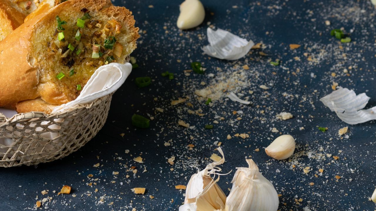 જ્યારે ચીઝ સારી રીતે પીગળી જાય અને બ્રેડ થોડી ક્રિસ્પી થઈ જાય, ત્યારે તેને ઓવન અથવા પેનમાંથી બહાર કાઢી લો. કોથમીરથી ગાર્નિશ કરીને ગરમા-ગરમ સર્વ કરો.