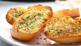 Garlic Bread : બજાર જેવી સ્વાદિષ્ટ ગાર્લિક બ્રેડ ગણતરીની મિનિટમાં ઘરે બનાવો, જુઓ તસવીરો