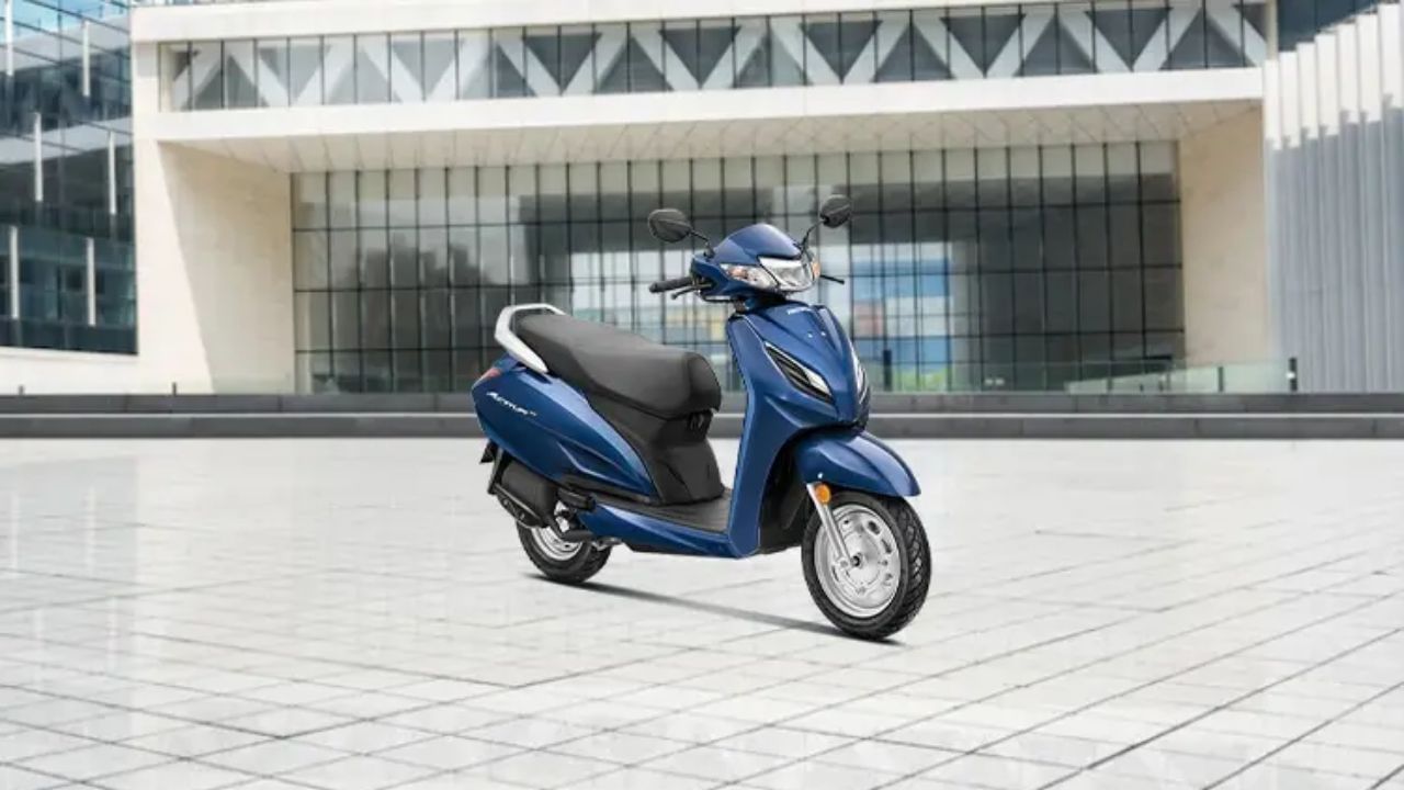 Honda Activaની કિંમતની વાત કરીએ તો તેની એક્સ-શોરૂમ કિંમત 76 હજાર રૂપિયાથી 82 હજાર રૂપિયાની વચ્ચે છે. તેના ટોપ મોડલની ઓન-રોડ કિંમતની વાત કરીએ તો તે 92,854 રૂપિયા છે. 