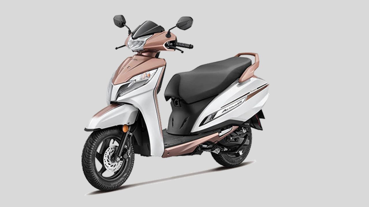 Honda Activa પર 5 હજાર રૂપિયા સુધીનો કેશબેકનો લાભ મળી રહ્યો છે. કંપનીના જણાવ્યા અનુસાર, તમે ડેબિટ કાર્ડ, ક્રેડિટ કાર્ડ અને ફાઇનાન્સ પર નવી એક્ટિવા ખરીદવા પર 5,000 રૂપિયા સુધીની કેશબેક ઓફર મેળવી શકો છો.