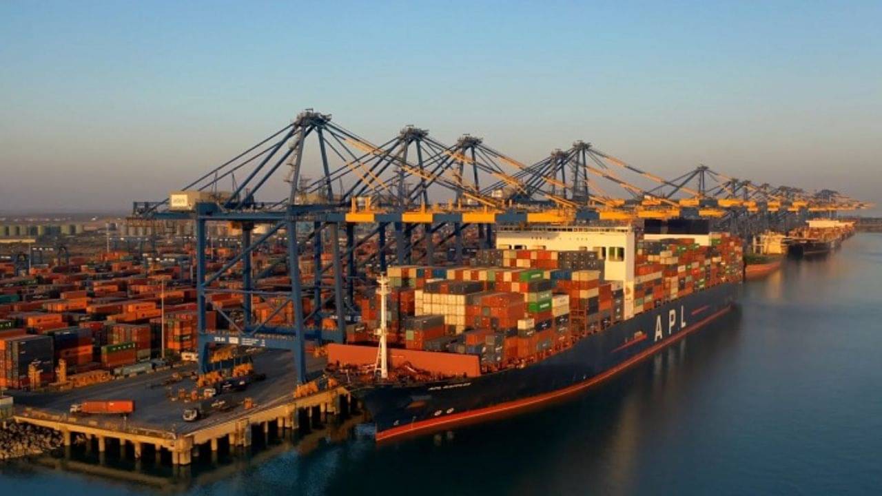 Kutch : બેન્ટોનાઇટ પાવડરની આડમાં ગાર્નેટ ખનિજની હેરાફેરી ! મુન્દ્રા પોર્ટ પર 5 કન્ટેનર કરાયા સીઝ, જુઓ Video