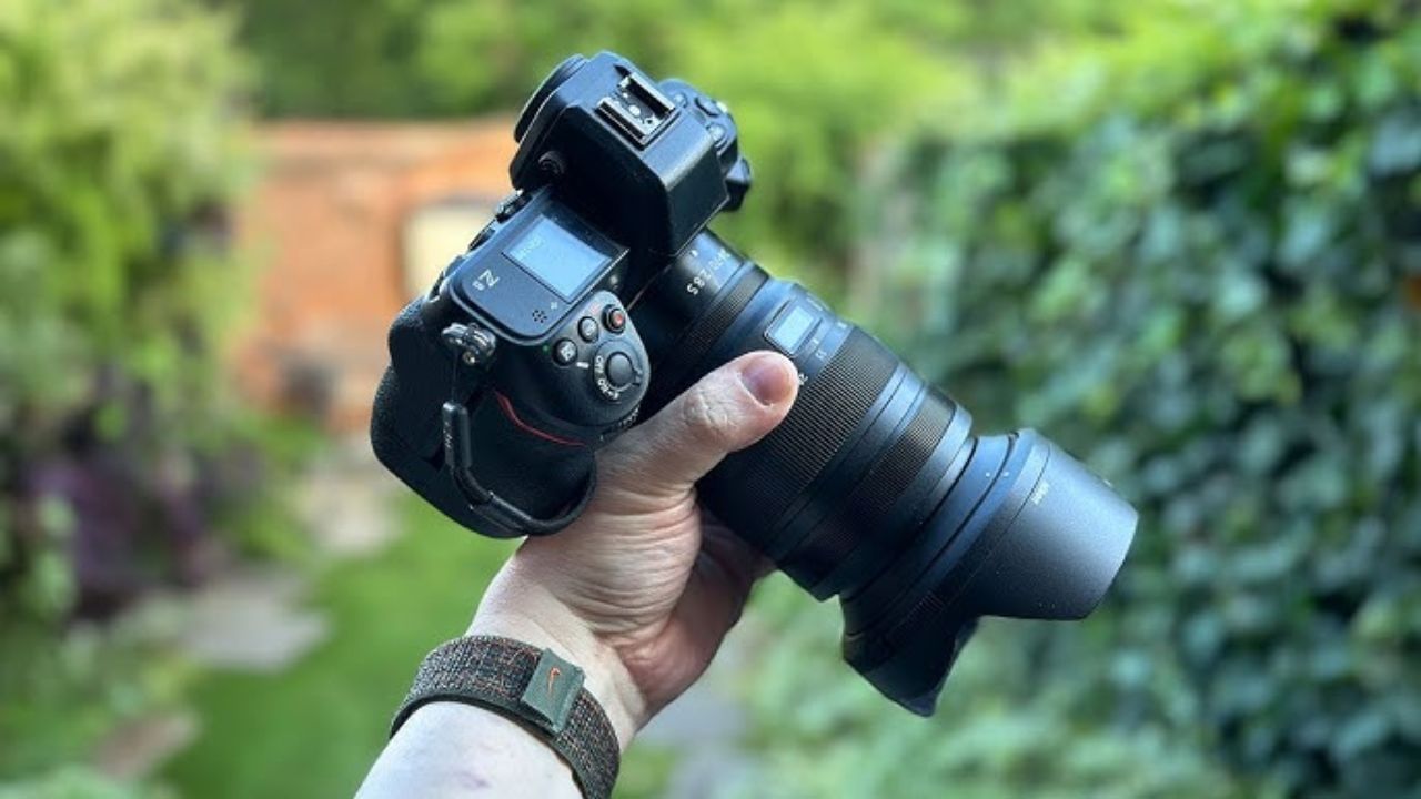 NIKON D7500 DSLR Camera : નિકોનનો આ કેમેરો બેસ્ટ કેમેરામાંથી એક છે. ઉપર જણાવેલા અન્ય કેમેરાની જેમ જ તમને આ કેમેરા ખૂબ જ ઓછી કિંમતે ખરીદવાની તક મળી રહી છે. તમે તેને માત્ર 75,990 રૂપિયામાં ડિસ્કાઉન્ટ સાથે ખરીદી શકો છો.
