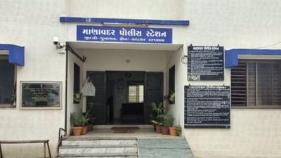 Rajkot : રાજકોટમાં વધુ એક લવ જેહાદની ઘટના, વિધર્મી યુવકે સગીરાને પ્રેમજાળમાં ફસાવી કર્યું અપહરણ, જુઓ Video Rajkot : રાજકોટમાં વધુ એક લવ જેહાદની ઘટના, વિધર્મી યુવકે સગીરાને પ્રેમજાળમાં ફસાવી કર્યું અપહરણ, જુઓ Video