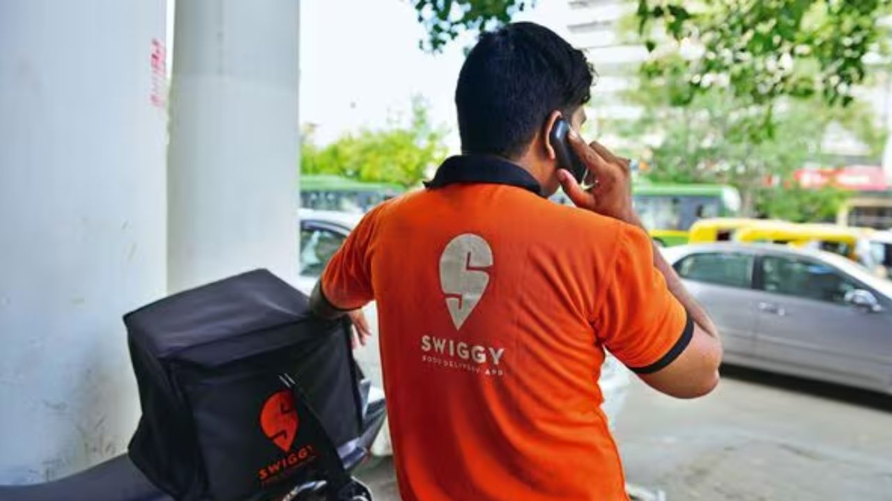 Swiggy નો IPO શુક્રવાર, નવેમ્બર 8, 2024 સુધી સબસ્ક્રિપ્શન માટે ખુલ્લો રહેશે. સબ્સ્ક્રિપ્શન વિન્ડો બંધ થયા પછી, સોમવાર, નવેમ્બર 11, 2024ના રોજ શેરની ફાળવણીને અંતિમ સ્વરૂપ આપવામાં આવશે. IPO હેઠળ ફાળવવામાં આવેલા શેર મંગળવાર, નવેમ્બર 12, 2024 ના રોજ ડીમેટ ખાતામાં જમા કરવામાં આવશે. BSE અને NSE પર સ્વિગી શેરનું લિસ્ટિંગ બુધવાર, 13 નવેમ્બર, 2024 ના રોજ અપેક્ષિત છે.