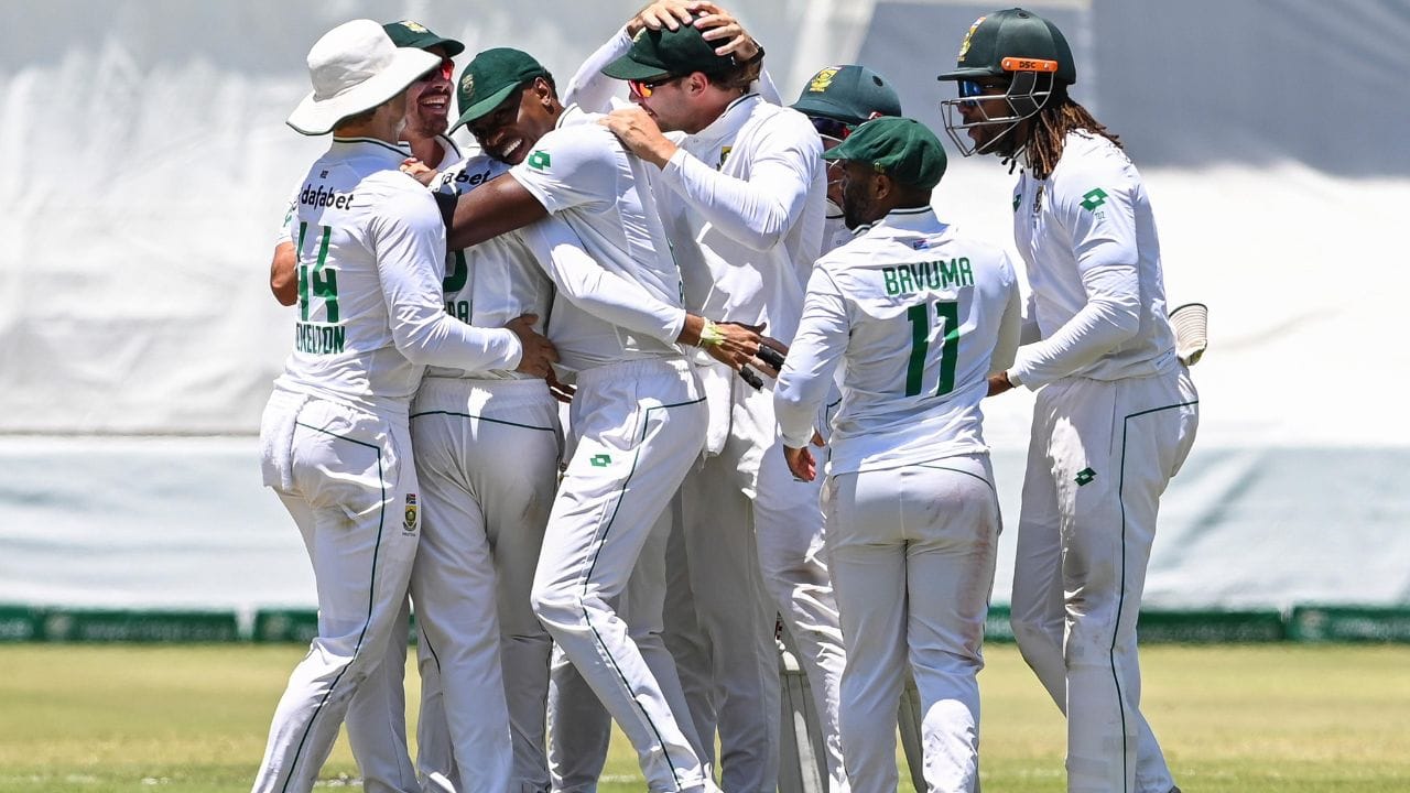 શ્રીલંકાની ટીમ હાલ દક્ષિણ આફ્રિકાના પ્રવાસે છે. બંને ટીમો વચ્ચે 2 મેચની ટેસ્ટ સિરીઝ રમાઈ રહી છે. શ્રેણીની પ્રથમ મેચ કિંગ્સમીડ ડર્બી ખાતે રમાઈ હતી. આ મેચમાં દક્ષિણ આફ્રિકાની ટીમે 233 રને જીત મેળવી હતી. આ જીત સાથે દક્ષિણ આફ્રિકાએ વર્લ્ડ ટેસ્ટ ચેમ્પિયનશિપના પોઈન્ટ ટેબલને સંપૂર્ણપણે બદલી નાખ્યું છે. 