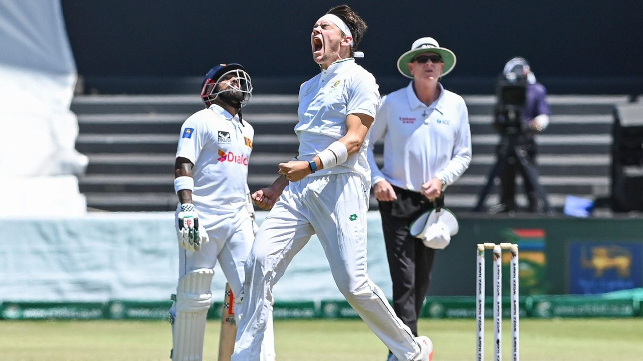 આ મેચની પ્રથમ ઈનિંગમાં દક્ષિણ આફ્રિકાની ટીમે 191 રન બનાવ્યા હતા. જવાબમાં શ્રીલંકાની ટીમ આ મેચની પ્રથમ ઈનિંગમાં માત્ર 13.5 ઓવર જ રમી શકી અને 42 રન બનાવીને પડી ભાંગી હતી. આ પછી, દક્ષિણ આફ્રિકાએ બીજી ઈનિંગમાં શાનદાર બેટિંગ કરી અને 5 વિકેટના નુકસાન પર 366 રન બનાવીને ઈનિંગ ડિકલેર કરી, આવી સ્થિતિમાં શ્રીલંકાને મેચ જીતવા માટે 516 રનનો લક્ષ્યાંક મળ્યો હતો. પરંતુ જવાબમાં શ્રીલંકાની ટીમ 282 રન બનાવીને ઓલઆઉટ થઈ ગઈ હતી અને 233 રનથી હારી ગઈ હતી. (All Photo Credit : X / ICC / GETTY )